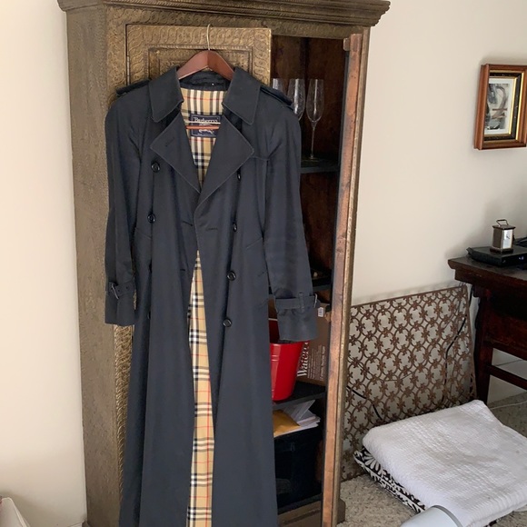 Black classic Burberry trench 2 Longer/ bag incl
